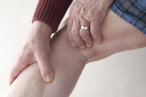 Làm thế nào để cải thiện tình trạng phù gây nặng nề, nhức mỏi chân ở người già?