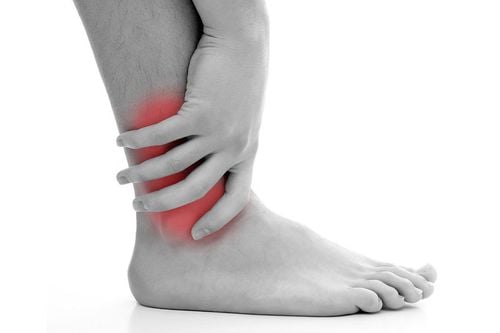 Trật khớp cổ chân nên làm gì?
