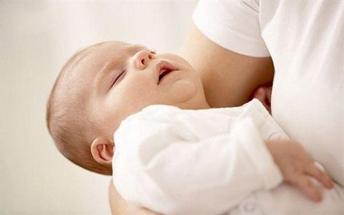 Trẻ 4,5 tháng tuổi thở khò khè, chảy nước mũi có phải bị viêm phổi không?