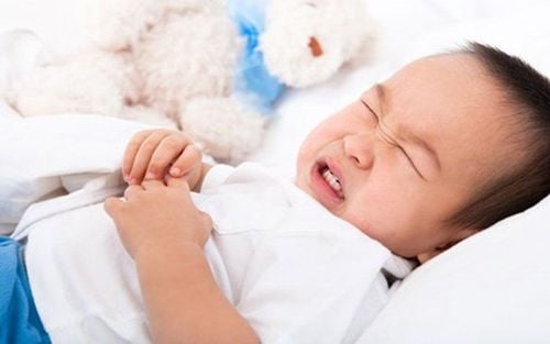 Trẻ nhỏ bị viêm loét toàn bộ niêm dạ dày kèm theo HP dương tính