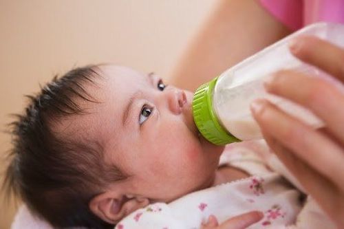 Trẻ 6 tháng uống sữa xuất hiện mẩn đỏ xung quanh miệng