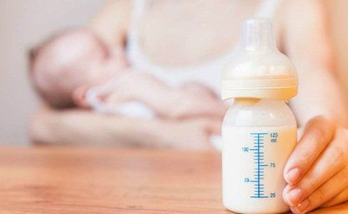 Nên làm gì khi bé 1 tháng tuổi không chịu bú sữa ngoài?