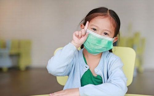 Instructions for parents to wear masks for children to prevent corona virus epidemic