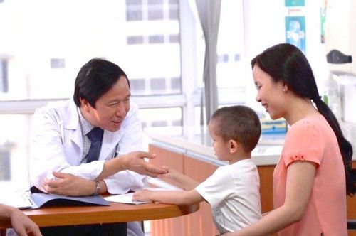 Cha mẹ nên đưa trẻ đến gặp bác sĩ để được thăm khám và điều trị sớm
