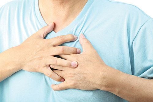 Có tiền sử bệnh tim mạch bị khó thở, đau tức ngực phải làm sao?
