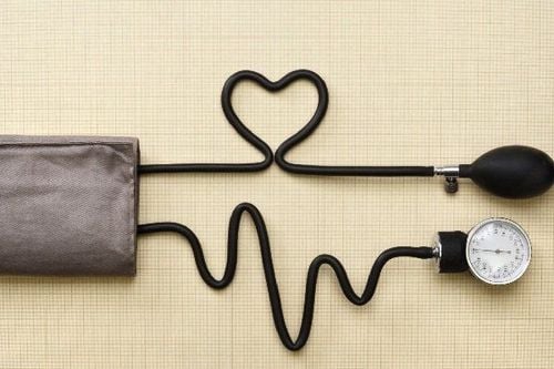 Băng huyết sau sinh dẫn tới huyết áp thấp phải làm sao?
