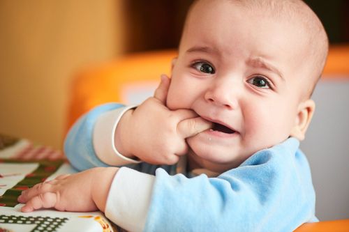 Trẻ xuất hiện dấu hiệu mọc răng kèm theo sốt có nguy hiểm không?
