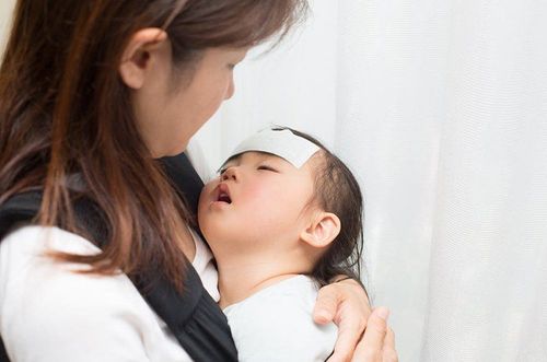 Phải làm sao khi trẻ sơ sinh bị sốt nhiều ngày sau khi tiêm phòng?