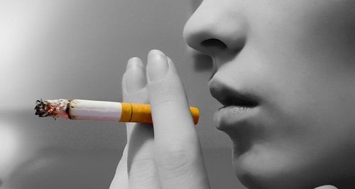 
Nếu bạn hút thuốc, lượng nicotine trong sữa mẹ sẽ lớn hơn nhiều so với lượng trong máu của bạn
