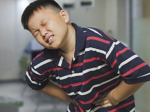 Trẻ 8 tuổi đau bụng âm ỉ là do đâu?