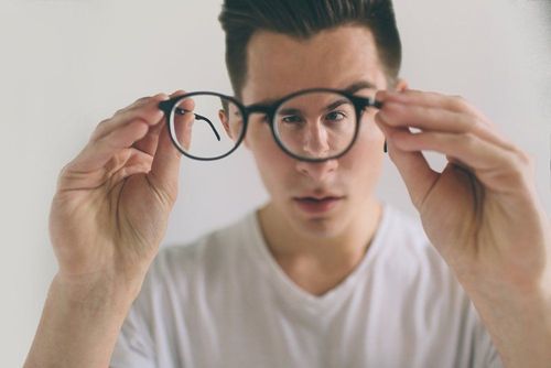Bị cận và loạn có nên đeo kính thường xuyên và bao lâu cần đi khám 1 lần?
