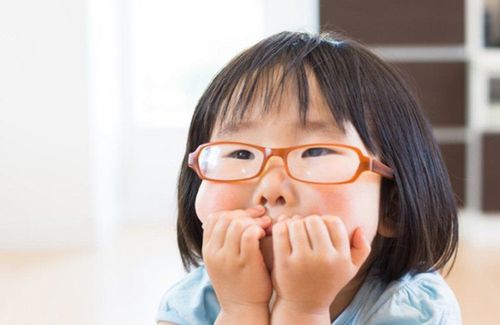 Trẻ 6 tuổi bị loạn thị 2 mắt nên điều trị như thế nào?
