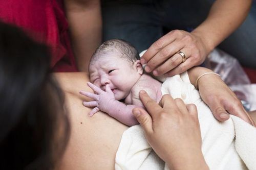 The great benefits of skin-to-skin contact after giving birth