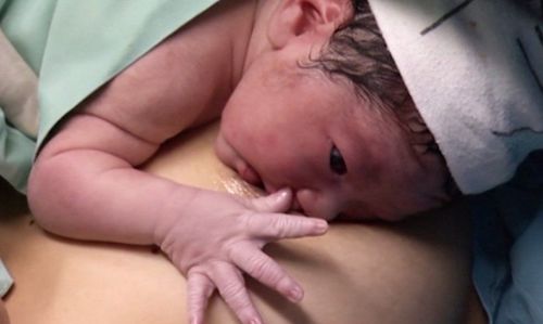 Can dads do skin-to-skin contact after giving birth?