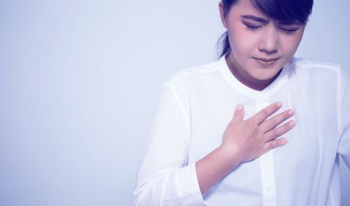 Why does acid reflux cause difficulty breathing?