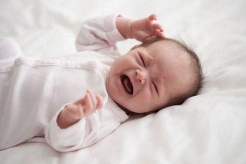Trẻ sơ sinh hay giật mình, quấy khóc có phải do tổn thương hệ thần kinh?