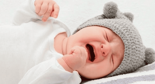 Trẻ sơ sinh rút lõm lồng ngực khi thở là do đâu?