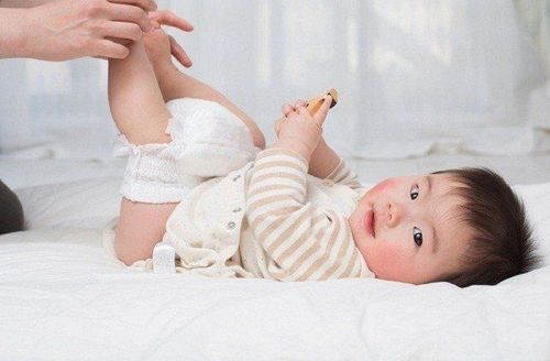 Trẻ sơ sinh đi phân lỏng, nhầy có nên bổ sung men tiêu hóa không?