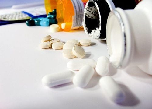 If the disease is mild, use oral and topical medications.