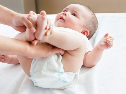 Vì sao trẻ sơ sinh đi tiểu ít?