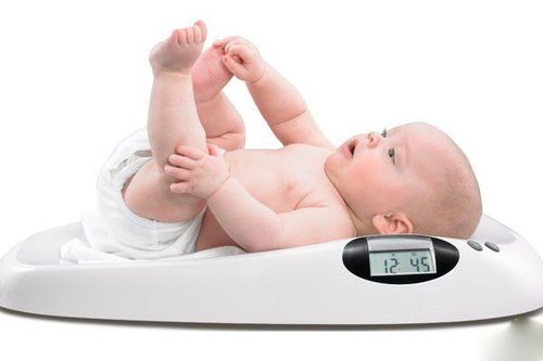 Trẻ 10 tháng nặng 12kg, dài 77cm có bị còi xương không?