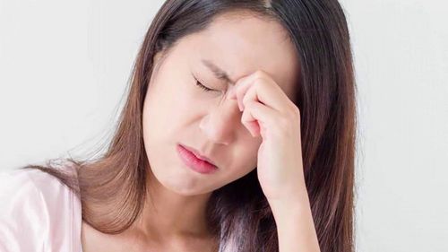 Đau rát vùng mắt kèm theo chảy nước mắt liên tục là dấu hiệu bệnh gì?