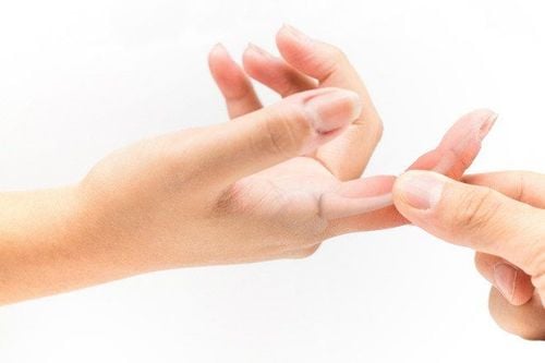 Khớp ngón tay sưng đau, chỉ số uric 216 là dấu hiệu bệnh gì?