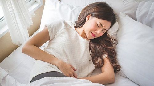 Sau sảy thai bị ra máu kéo dài kèm tiểu buốt, đau bụng dưới do nguyên nhân gì?