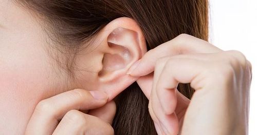 Hạch nhỏ nổi sau tai có nguy hiểm không?