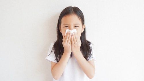 Trẻ mắc viêm mũi dị ứng dùng nước muối vệ sinh được không?