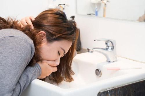 What are the signs of eating and vomiting?