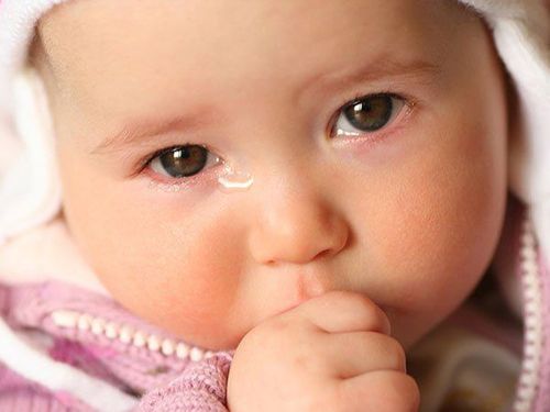 Trẻ mới sinh hay ướt mắt có nguy hiểm không?