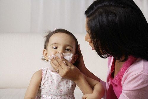 Hỏi đáp: Trẻ thường xuyên hắt hơi, chảy nước mũi và ho nhiều là dấu hiệu của bệnh gì?