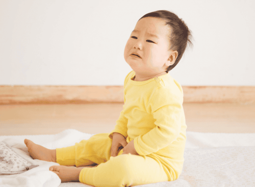 Trẻ 18 tháng khó đi tiểu, kèm theo đau bụng là bệnh gì?