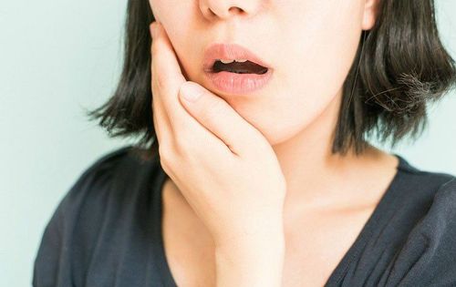 Sâu răng gây đau nhức và sưng nướu có nguy hiểm không?