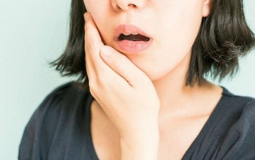 Sưng lợi kèm theo đau răng hàm nên làm gì?