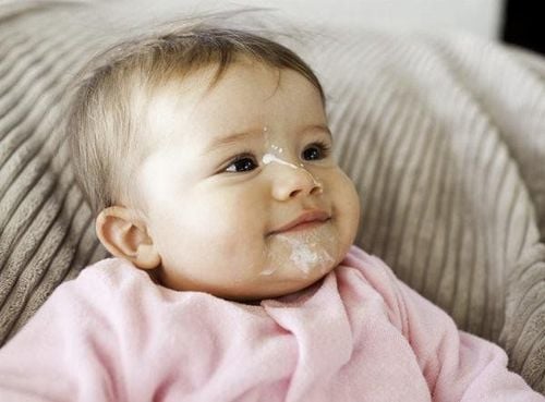 Trẻ 4 tháng hay ọc sữa, quấy khóc liệu có suy dinh dưỡng không?