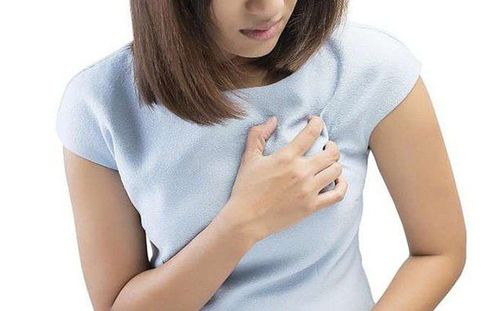 Đau ngực trái, thỉnh thoảng thở hụt hơi, buồn nôn kèm đau vai, cánh tay và lưng liệu có liên quan đến bệnh tim không?