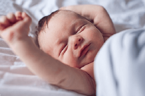Trẻ sơ sinh thường vặn mình khi ngủ, chân tay giật giật do đâu?