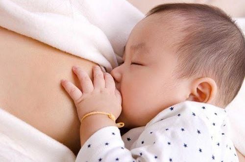 
Nếu trẻ vẫn bú và tăng cân bình thường thì không đáng lo ngại
