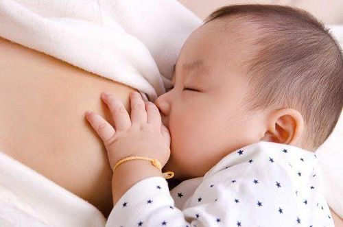 Trẻ 39 tuần tuổi vẫn cần được bú sữa mẹ