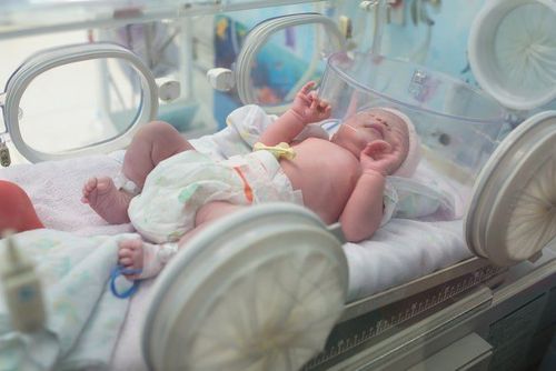 Vì sao nên cho trẻ sinh non cần thở oxy lồng?