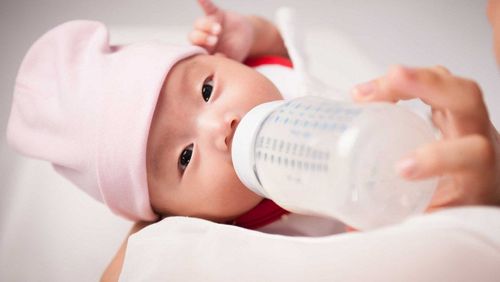 Trẻ 4 tháng tuổi ăn 160ml sữa công thức mỗi cữ có nhiều không?