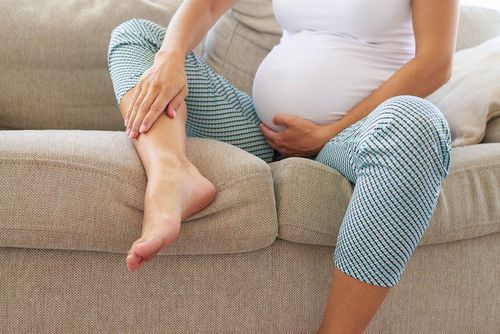 Bà bầu 18 tuần bị viêm mô tế bào cổ chân có ảnh hưởng đến em bé không?