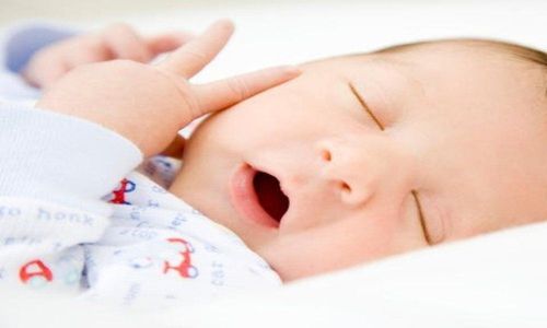 Bé thở bằng miệng khi ngủ là dấu hiệu của bệnh lý gì?