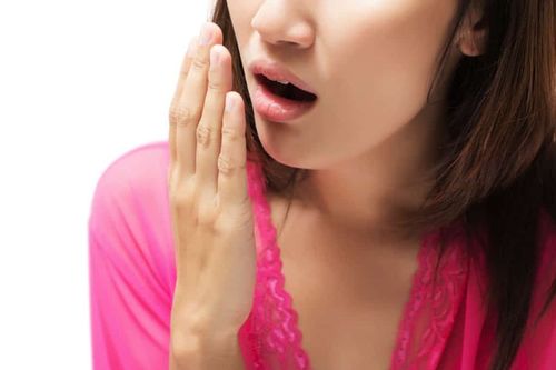Miệng có mùi hôi và cổ họng khó chịu nên khắc phục thế nào?