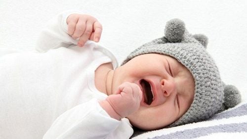 Trẻ sơ sinh khó ngủ, ngủ không sâu giấc, táo bón là dấu hiệu của bệnh lý gì?