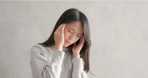 
Người bệnh cảm thấy nhức đầu do lupus ảnh hưởng đến hệ thống thần kinh trung ương
