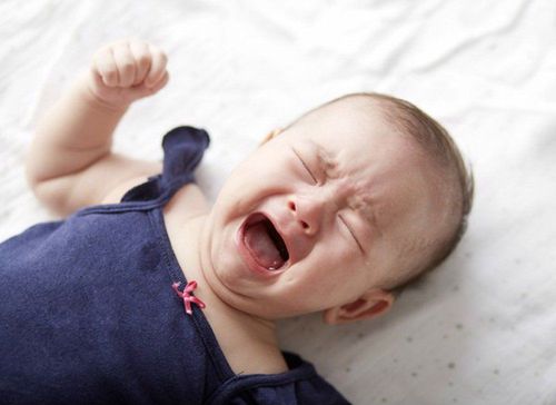 Trẻ sơ sinh hay quấy khóc, giật mình và khó chịu, phải làm sao?