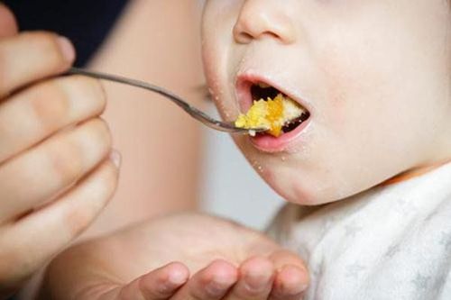 Trẻ 17 tháng bị nôn khi ăn uống cần làm gì?
